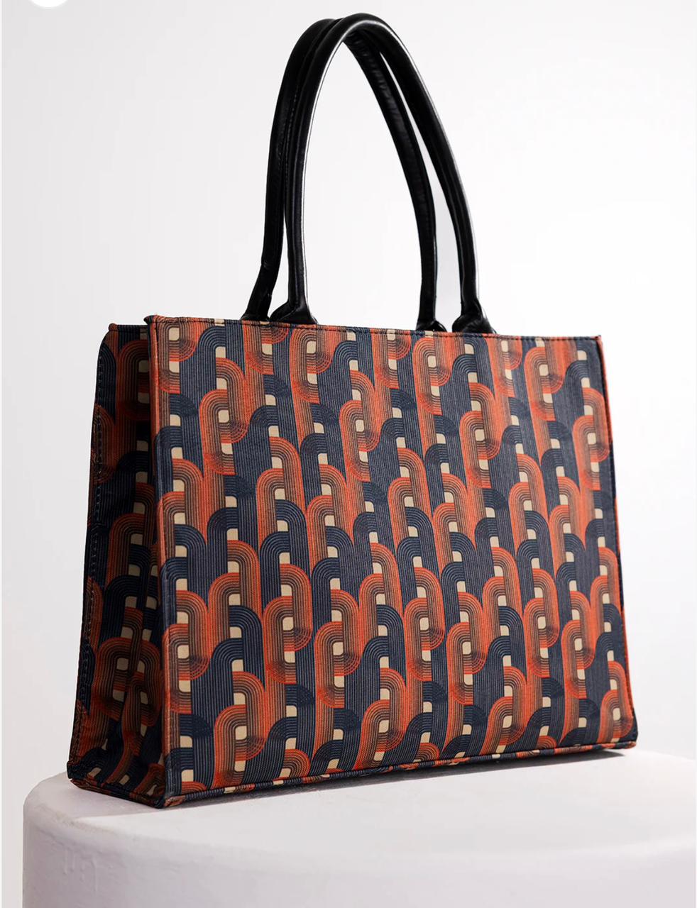 The UrbanVoyage Premium Carry Bag is designed for modern lifestyles, combining style, durability, and functionality in one sleek design. Made with high-quality materials, it offers spacious compartments for daily essentials, travel items, or office use - Image 2
